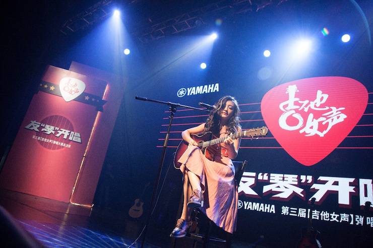 第四届“金沙js93252吉他女声弹唱大赛”总冠军出炉<br />温格夺冠，董冬冬担任评委