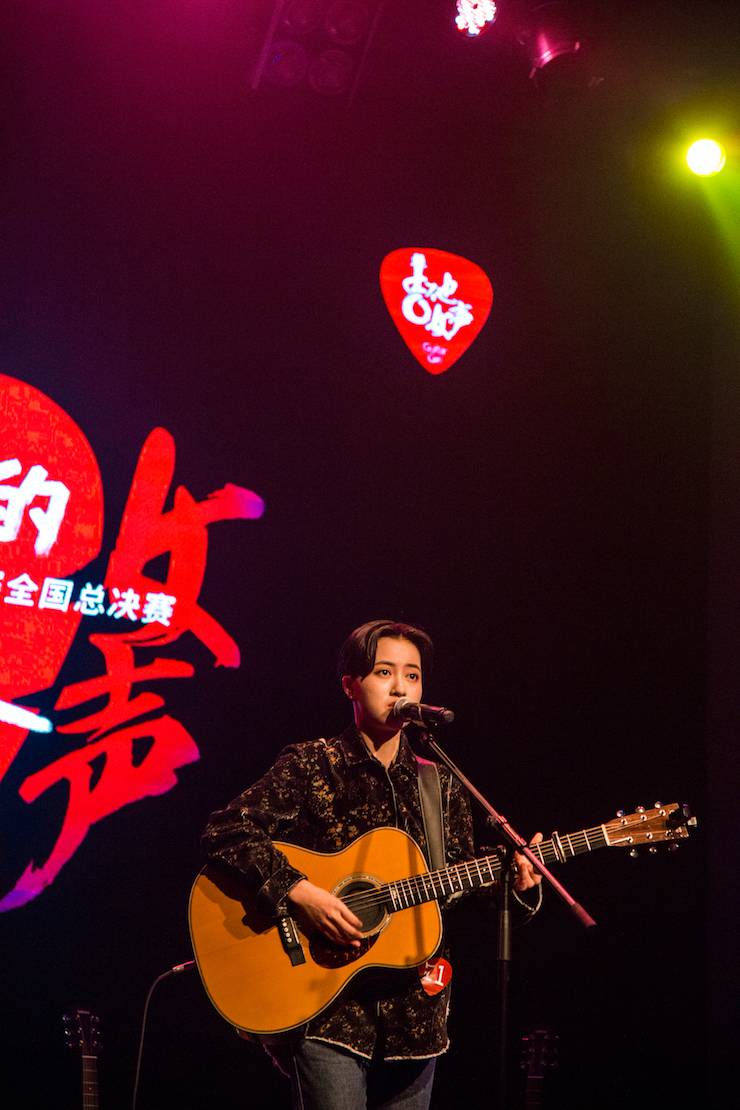第四届“金沙js93252吉他女声弹唱大赛”总冠军出炉<br />温格夺冠，董冬冬担任评委