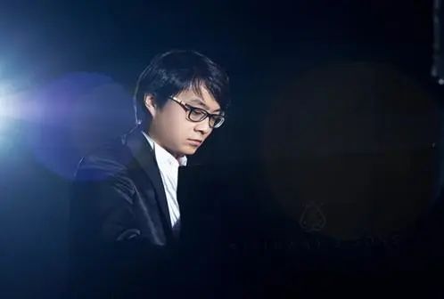 宋思衡的“宅抗疫” | 挑战主播、筹集口罩、闭关作曲，这位取消了20场演出的钢琴家原来这么忙！